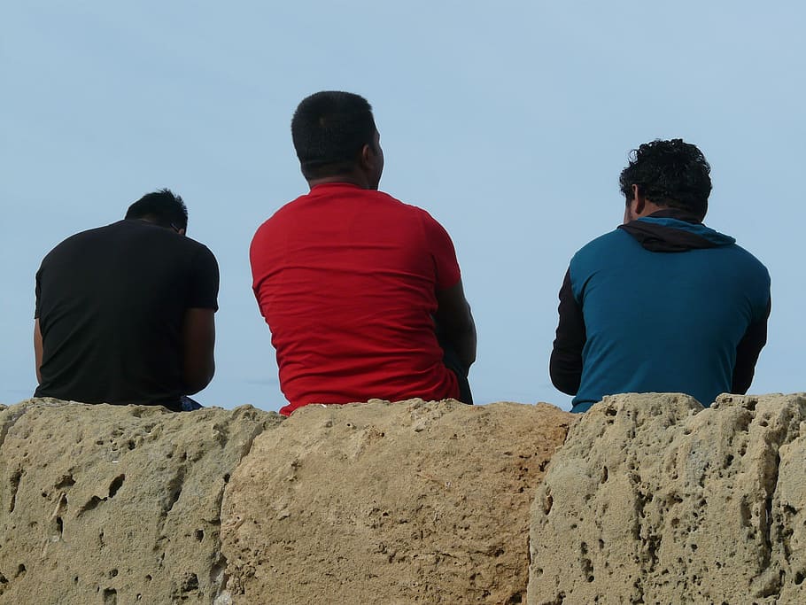 uomini, seduta, Cipro, mossa, parete, retrovisore, persone reali, cielo, stili di vita, persone, attività di svago, solidarieta, cielo sereno, abbigliamento casual, natura, blu, gruppo di persone, giorno, amicizia, terra, rosso, all'aperto, 2K