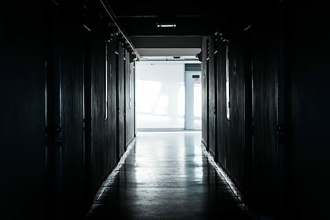 fotografie de hol, fotografie, coridor, în interior, întuneric, tunel, nici o persoana, gol, arhitectură, lumină - fenomen natural, diminuarea perspectivei, depozit, uşă, zi, arcadă, clădire, Intrare, absență, pardoseală, direcţie, calea de urmat, Siguranță, deschis, construită, interval, alee, 5K, CC0, domeniu public, fără drepturi de autor