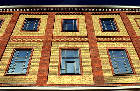 facciata, finestra, mattone, storicamente, monumento protetto, fabbrica, pietra, casa, costruzione, architettura, mirroring, cielo, ornamento, arte, vecchio, retrò, esterno dell'edificio, struttura costruita, Inquadratura dal basso, nessuno, giorno, giallo, vetro - materiale, all'aperto, quartiere residenziale, fotogramma intero, riflessione, parete, natura, multicolore, città, blu, 5K, CC0, dominio pubblico, privo di copyright