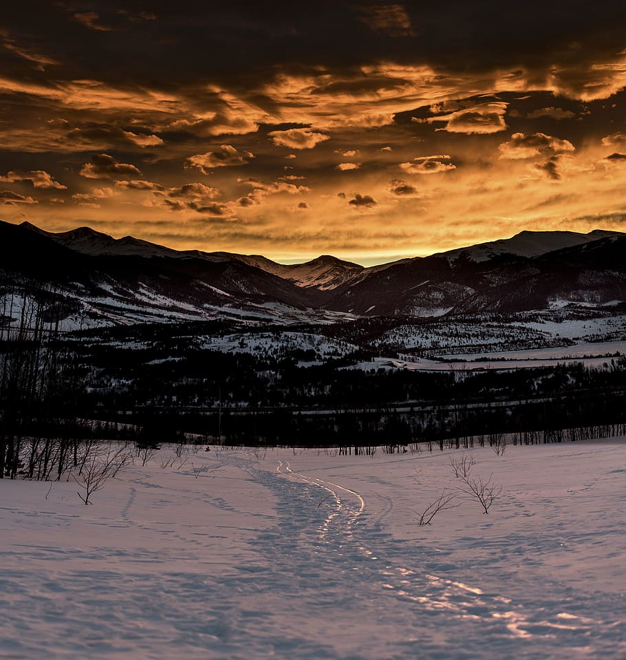 Foto, bjerge, træer, sne, vinter, hvid, kold, vejr, is, planter, natur, Skov, rejse, eventyr, bjerg, klatre, trek, vandretur, skyer, himmel, solnedgang, sky - himmel, afspejling, scenics, ingen mennesker, udendørs, silhuet, skønhed i naturen, kold temperatur, scenics - natur, rolig scene, ro, miljø, ikke-urbane scene, landskab, idyllisk, dækker, bjergkæde, snedækket bjerg, 5K