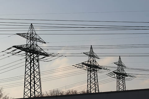 strommast, actuel, électricité, haute tension, pylône, ligne électrique, ligne, risque, énergie, source de courant, lignes supérieures, renforcer, ligne fixe, pylône électrique, câble, La technologie, production de carburant et d'électricité, lien, ciel, faible angle de vue, personne, en plein air, la nature, complexité, grand - haut, silhouette, architecture, la communication, nuage - ciel, journée, équipement électrique, 5K, CC0, domaine public, libre de droits