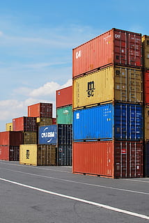 apilar contenedores intermodales, muelle, envase, exportar, carga, Puerto, Envío, comercial, comercio, importar, cargando, almacenamiento, entrega, distribución, exportado, caja, bienes, contenedor de carga, Transporte de carga, transporte, muelle comercial, industria, negocio, barco náutico, modo de transporte, almacén, apilar, arquitectura, cielo, estructura construida, exterior del edificio, naturaleza, día, nadie, edificio, al aire libre, nube - cielo, multi color, azul, 2K