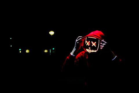 Person, tragen, Kapuzenpullover, Neonmaske, rot, Nacht-, beleuchtet, eine Person, dunkel, gruslig, Lichtanlage, schwarzer Hintergrund, kopieren sie platz, Halloween, nicht erkennbare Person, Licht - natürliches Phänomen, Zeichen, Männer, Kunst, Kultur und Unterhaltung, draußen, glühend, menschliches Körperteil, Grusel, menschliches Gesicht, 5K, CC0, gemeinfrei, lizenzfrei