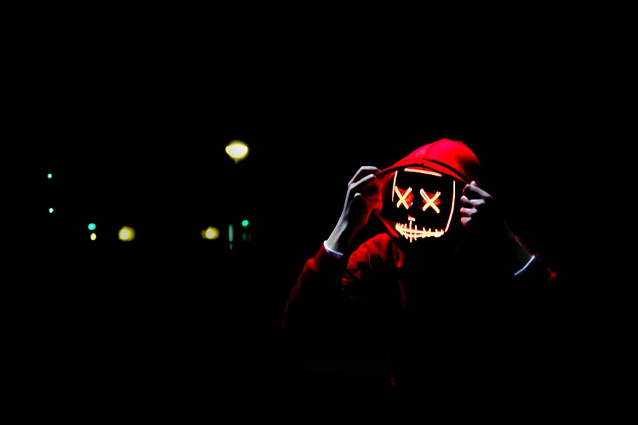 Person, tragen, Kapuzenpullover, Neonmaske, rot, Nacht-, beleuchtet, eine Person, dunkel, gruslig, Lichtanlage, schwarzer Hintergrund, kopieren sie platz, Halloween, nicht erkennbare Person, Licht - natürliches Phänomen, Zeichen, Männer, Kunst, Kultur und Unterhaltung, draußen, glühend, menschliches Körperteil, Grusel, menschliches Gesicht, 5K