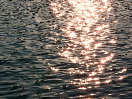luce del sole, riflettere, corpo, acqua, spiaggia, luminosa, buio, sera, oceano, ondulazione, mare, splendente, superficie, onda, fotogramma intero, Fuochi artificiali, sfondi, bellezza, nessuno, all'aperto, natura, cielo, lungomare, riflessione, movimento, tramonto, bellezza nella natura, increspato, modello, illuminato, scenics - natura, vista dall'alto, 2K, CC0, dominio pubblico, privo di copyright