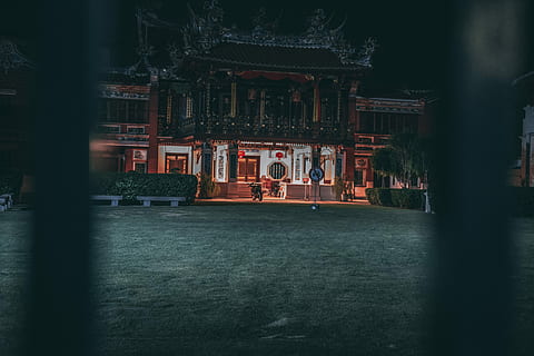illuminato, Marrone, tempio, ore notturne, foto, bianca, costruzione, architettura, telaio, bokeh, sfocatura, notte, splendore, asiatico, verde, urbanscape, urbano, Malaysia, Penang, peering, strada, Cinese, struttura costruita, esterno dell'edificio, credenza, religione, spiritualità, luogo di culto, persone reali, destinazioni di viaggio, turismo, gruppo di persone, storia, viaggio, il passato, donne, uomini, folla, grande gruppo di persone, colonna architettonica, visita, 5K, CC0, dominio pubblico, privo di copyright