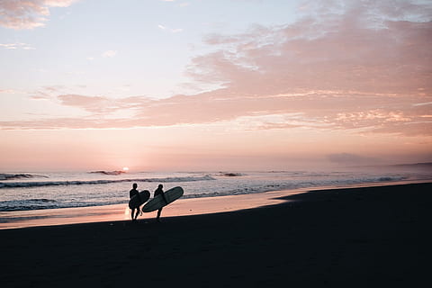 surfers, vervoer, surfplanken, kust, twee, persoon, zee, zonsondergang, silhouet, surfing, boards, lopen op, surfen, strand, oceaan, zand, buitenshuis, natuur, mensen, vakanties, zomer, hemel, mannen, vrouw, reisbestemmingen, backlit, zonlicht, dierlijke thema's, water, land-, schoonheid in de natuur, twee personen, horizon over water, scenics - natuur, horizon, echte mensen, saamhorigheid, wolk - lucht, liefde, positieve emotie, paar - relatie, 4K, CC0, publiek domein, royaltyvrij