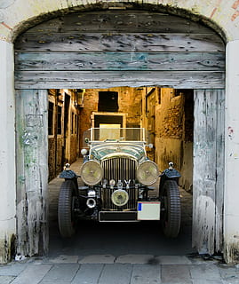 Jahrgang, Fahrzeug, Garage, der Verkehr, Auto, Oldtimer, Bentley, alt, Tor, Ausfahrt, Holz, Holztor, Scheinwerfer, Kühler, Automobil, Nostalgie, altmodisch, Sammlerauto, Transport, keine Leute, draußen, Reifen, Tag, Transportmittel, Retro-Stil, Landfahrzeug, Kraftfahrzeug, die Architektur, gebaute Struktur, stationär, Metall, obsolet, Gebäudehülle, Rad, Chrom, 4K, CC0, gemeinfrei, lizenzfrei