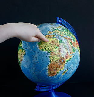 globus, carta geografica, dito, terra, bambino, ricerca, puntamento, viaggio, disegnare, Africa, mondo, formazione scolastica, mano umana, parte del corpo umano, globo - Oggetto creato dall'uomo, mano, pianeta Terra, spazio, sfera, una persona, mappa del mondo, detenzione, in casa, girato in studio, pianeta - spazio, avvicinamento, geografia fisica, globo, natura, astronomia, sfondo nero, comunicazioni globali, 2K, CC0, dominio pubblico, privo di copyright