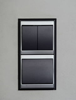 commutateur, affleurer, électrique, interrupteur de chasse d'eau, électricité, sur, de, prise de vue en studio, personne, La technologie, architecture, à l'intérieur, fermer, construction de murs, objet unique, couleur noire, gris, objet fabriqué par l'homme, moderne, industrie, fait par l'homme, Cadre, contrôle, conception, équipement, couleur blanche, Industrie électronique, couleur argentée, 1080P, CC0, domaine public, libre de droits