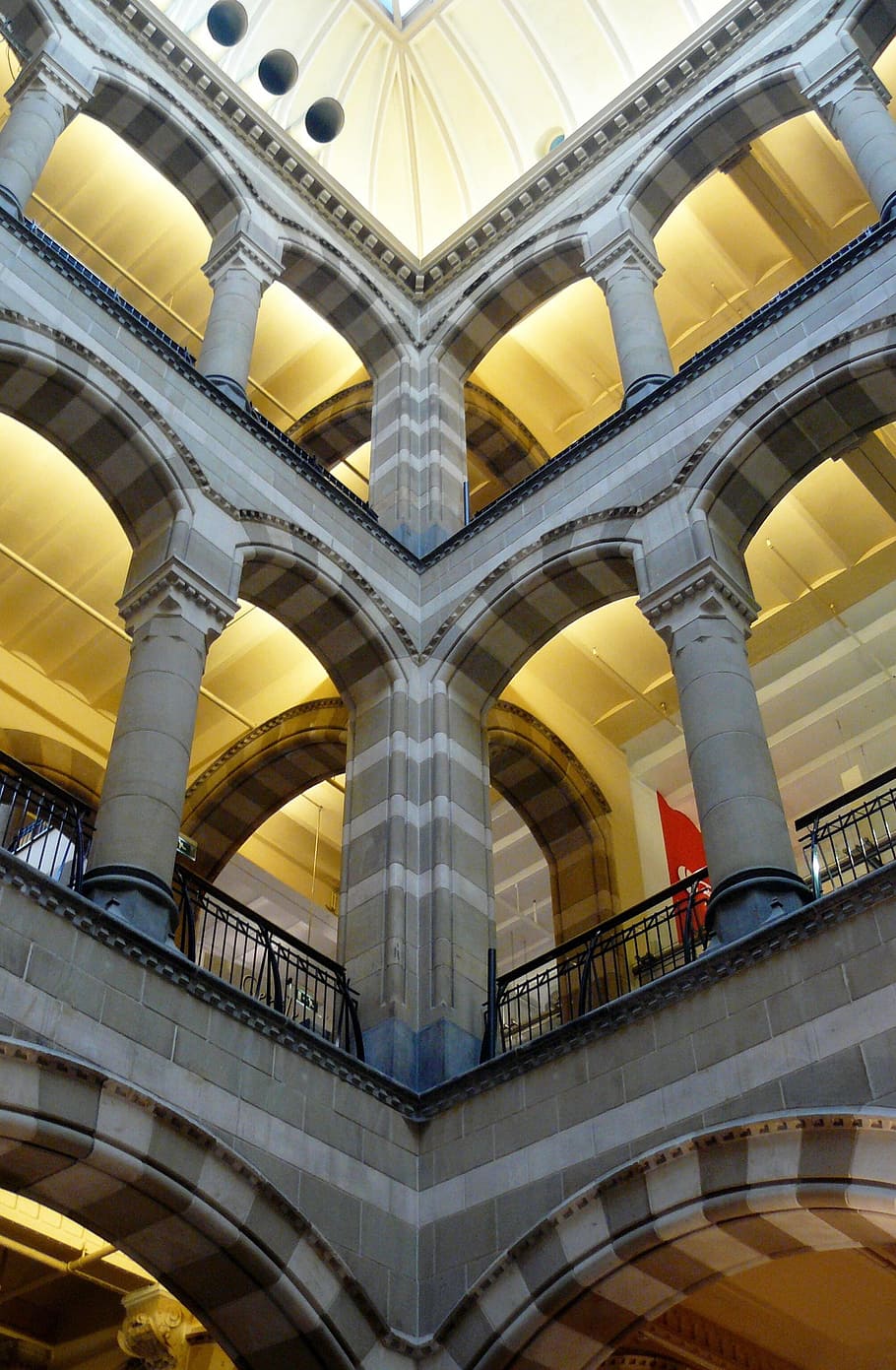 arquitectura, edifici, casa, estructures, arcades, pilar, arc, arcs, stuetz pfeiler, arcade, llums, llum, il·luminat, il·luminació, històricament, pati, edifici comercial, galeria comercial, passatge, alt, perspectiva, estructura construïda, vista d’angle baix, exterior de l'edifici, columna arquitectònica, cap gent, història, groc, el passat, dia, viatjar, a l'aire lliure, disseny, sostre, ciutat, turisme, arquitectura i art, 2K