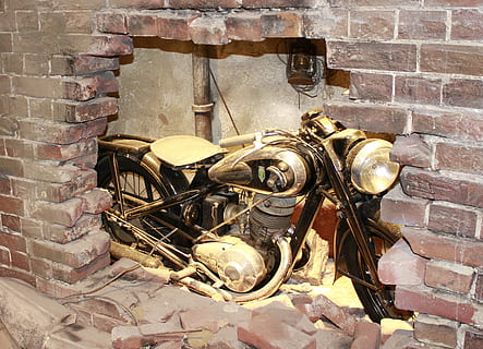 Motorrad, alt, altes Motorrad, Oldtimer, historisch, gebrochen, historisches Motorrad, Zweiradfahrzeug, Ausstellung, Maschine, Wand, Ziegelwand, drinnen, keine Leute, die Architektur, Tag, Nahansicht, Backstein, Wandbau - Funktion, Metall, verlassen, beschädigt, gebaute Struktur, obsolet, draußen, Verschlechterung, Ablehnen, schlechter Zustand, heruntergewirtschaftet, Gebäudehülle, ruiniert, 2K, CC0, gemeinfrei, lizenzfrei