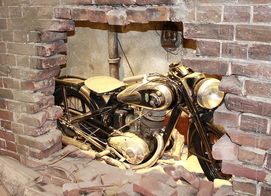 motociclo, vecchio, vecchia moto, vecchi tempi, storicamente, rotto, moto storica, veicolo a due ruote, esposizione, macchina, parete, muro di mattoni, in casa, nessuno, architettura, giorno, avvicinamento, mattone, caratteristica della parete, metallo, abbandonato, danneggiato, struttura costruita, obsoleto, all'aperto, deterioramento, declino, cattiva condizione, corri giù, esterno dell'edificio, rovinato, 2K