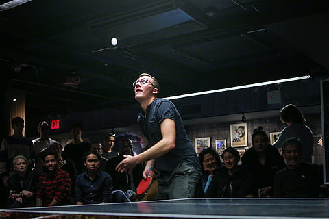 home, pilota de ping pong de pàdel, envoltat, grup, gent, mirant, jugant, tennis taula, focus, Tenis de taula, taula, joc, paio, homes, discoteca, vida nocturna, rendiment, nit, clubbing, mig adult, multitud, persones reals, gran grup de persones, grup de persones, adult, adult jove, home jove, dones, esport, diversió, moviment, activitat d'oci, dones joves, emoció, 4K, CC0, domini públic, lliure de regalies