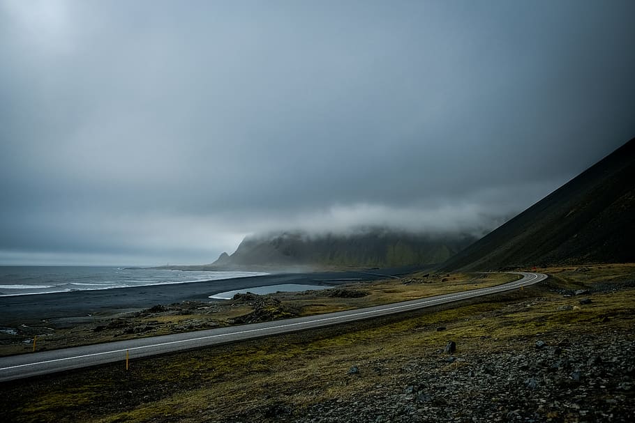 fotografia de paisatge, carretera asfaltada, muntanyes, convergència de la terra, convergència, terra, núvol, carril, carretera, ruta, bedmcurve, naturalesa, paisatge, Islandia, tempesta, escenics, aigua, núvol - cel, cap gent, boira, cel, a l'aire lliure, mar, muntanya, dia, transport, bellesa a la natura, escenics - natura, moviment, medi ambient, escena no urbana, destinacions de viatge, poder a la natura, 5K