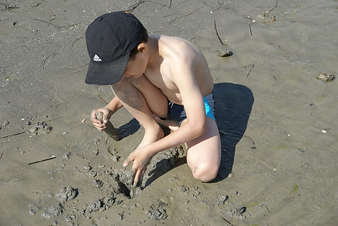 Junge, abspielen, Sand, graben, schwimmen, Badehose, jung, Kind, Strand, Meer, Sommer-, Wasser, Urlaub, Ferien, warm, Land, in voller Länge, High Angle View, Sitzung, eine Person, Natur, Tag, junger Erwachsener, Freizeitbeschäftigung, Hut, Kleidung, echte Menschen, Entspannung, Frau, Erwachsene, junge Frau, 4K, CC0, gemeinfrei, lizenzfrei