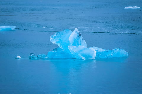 freddo, ghiacciaio, iceberg, fusione, spiaggia, ambiente, galleggiante, brina, gelido, congelato, ghiaccio, ghiacciato, natura, oceano, increspature, mare, la neve, acqua, inverno, temperatura fredda, iceberg - formazione di ghiaccio, galleggia sull'acqua, blu, paesaggio, bellezza nella natura, laguna, scena tranquilla, nessuno, all'aperto, 4K, CC0, dominio pubblico, privo di copyright