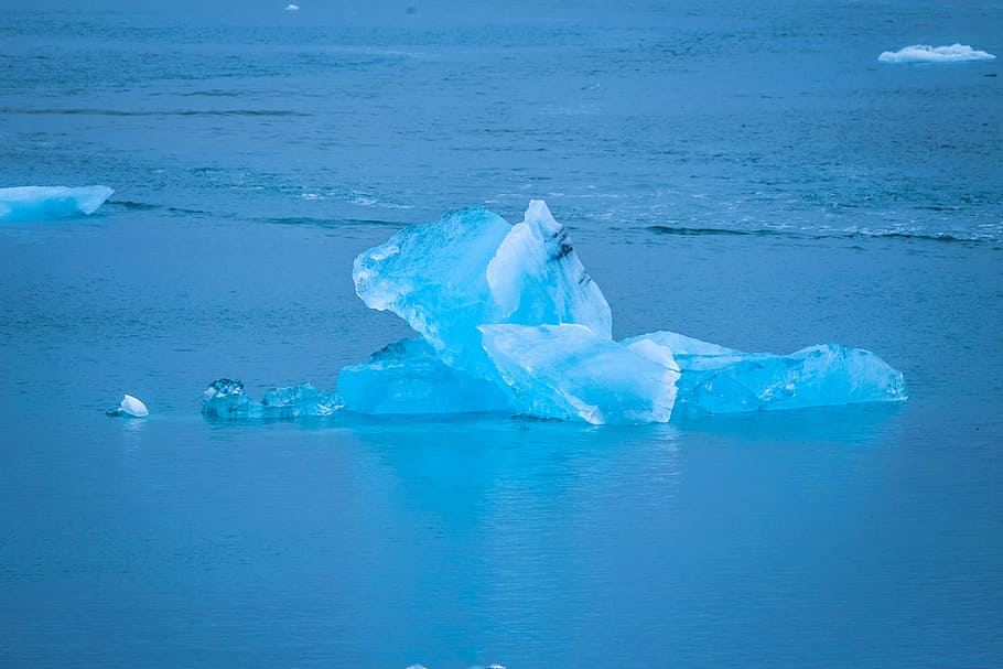 fred, glacera, iceberg, fusió, platja, medi ambient, flotant, gelades, gelada, congelat, gel, naturalesa, oceà, ondulacions, mar, neu, aigua, hivern, temperatura de fred, iceberg - formació de gel, flotant a l'aigua, blau, paisatge, bellesa a la natura, llacuna, escena tranquil·la, cap gent, a l'aire lliure, 4K