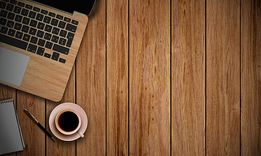 bianca, tazza di tè, piattino, il computer portatile, geek, Macbook Pro, caffè, bloc notes, penna, fondo in legno, banner web, bere, computer, cibo e bevande, legno - materiale, tecnologia wireless, caffè - bevanda, comunicazione, tecnologia, tavolo, tazza, boccale, tazza di caffè, in casa, direttamente sopra, rinfresco, tastiera, connessione, tastiera del computer, nessuno, pausa caffè, vasellame, venatura del legno, ufficio a casa, tasto del computer, 2K, CC0, dominio pubblico, privo di copyright