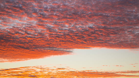 ardiente, nubes, nube, puesta de sol, crepúsculo, nubes ardientes, naturaleza, reflexión, belleza en la naturaleza, nadie, tranquilidad, cielo, color naranja, nube - cielo, paisajes - naturaleza, al aire libre, idílico, agua, rojo, escena tranquila, otoño, cielo dramático, luz del sol, mar, día, cielo romantico, 5K, CC0, dominio público, libre de derechos