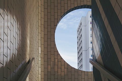 edificio in cemento bianco, beige, calcestruzzo, piastrelle, architettura, nube, cielo, costruzione, cerchio, struttura costruita, esterno dell'edificio, città, Inquadratura dal basso, natura, giorno, nessuno, caratteristica della parete, nuvola - cielo, moderno, luce del sole, all'aperto, finestra, edificio per uffici esterno, riflessione, parete, vetro - materiale, grattacielo, 4K, CC0, dominio pubblico, privo di copyright