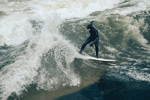 man, wit, surfboard, surfing, man surfen, zee, nat worden, stad, sport, extreme sporten, watersport, actie, Golf, mannen, snelheid, water, surfen, sport en fitness, beweging, recreatieve achtervolging, buitenshuis, wetsuit, mensen, spatten, een persoon, avontuur, vrijetijdsbesteding, aquatische sport, echte mensen, natuur, levensstijlen, waterkant, bekwaamheid, schoonheid in de natuur, kracht in de natuur, stromend water, 4K, CC0, publiek domein, royaltyvrij