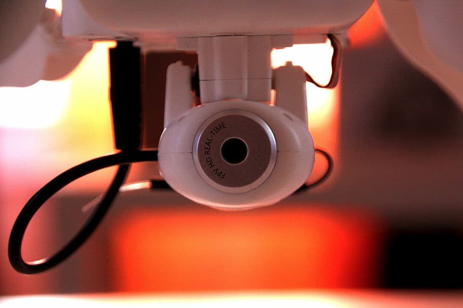 càmera de vigilància blanca, drone, càmera, tecnologia, aèria, hèlix, volar, espia, transport, gadget, remot, robot, vol, primer pla, vermell, a l'interior, cap gent, dia, cable, centrar-se en primer pla, connexió, comunicació, electricitat, música, equipament, escoltar, natura morta, cultura i entreteniment artístic, equip d’àudio, auriculars, taula, interior de casa, equips d’il·luminació, sostre, Font d'alimentació, llum elèctrica, equipament elèctric, 5K