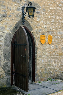 castell, porta, vell, entrada, edat mitjana, natura morta, hauswand, burg katzenstein, arquitectura, estructura construïda, exterior de l'edifici, edifici, paret, cap gent, comunicació, funció de construcció de parets, equips d’il·luminació, arc, tancat, signe, llum elèctrica, dia, maó, text, groc, paret de pedra, carreró, 2K, CC0, domini públic, lliure de regalies