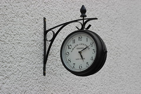 hora, reloj, tiempo que indica, puntero, diales, reloj de pared, metal, en blanco y negro, paga, pared - característica de la construcción, número, exactitud, circulo, instrumento de tiempo, reloj de mano, forma geometrica, minutero, nadie, adentro, de cerca, forma, despertador, la cara del reloj, manecilla de la hora, centrarse en primer plano, 5K, CC0, dominio público, libre de derechos