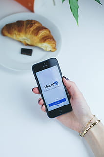човек, държеше, черно, Iphone 5, показване, приложение, LinkedIn, ап, Подвижен, смартфон, iphone, телефон, социална медия, бизнес, маркетинг, кроасан, човешка ръка, ръка, един човек, безжична технология, истински хора, общуване, част от човешкото тяло, смарт телефон, преносимо информационно устройство, мобилен телефон, технология, Връзка, начин на живот, екран, на закрито, използване на телефон, храни и напитки, френска храна, пръст на ръката, 4K, CC0, обществено достояние, роялти безплатно