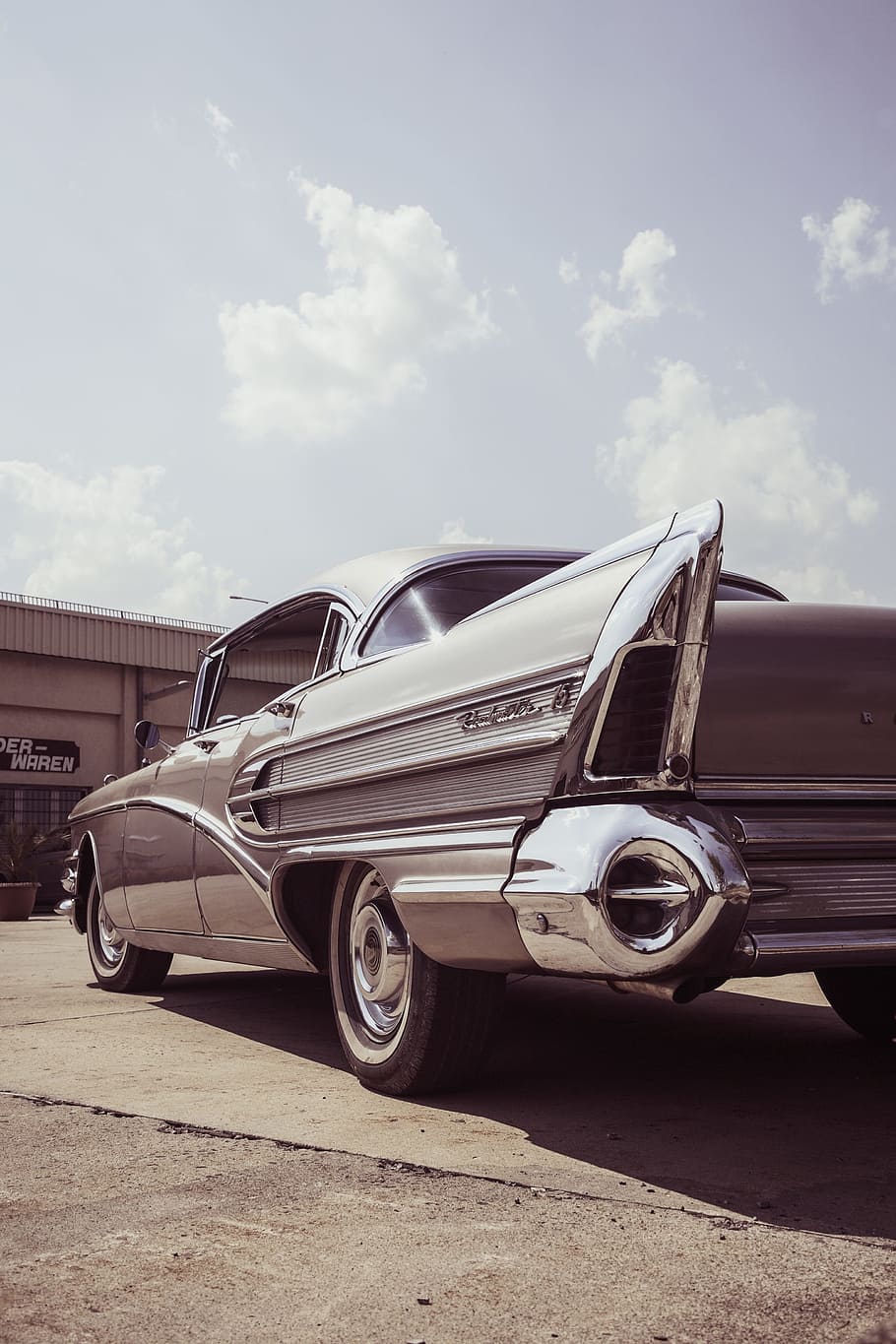 classico, grigio, berlina, bianca, cielo, vecchi tempi, cromo, Vintage ▾, retrò, auto, veicolo, rarità, storicamente, riflettore, luce posteriore, paraurti, lucidare, cromato, settore automobilistico, vecchia macchina, noi auto, auto muscolare, grande blocco, v8, pinne caudali, pneumatici da muro bianchi, modo di trasporto, mezzi di trasporto, veicolo terrestre, veicolo a motore, nuvola - cielo, in stile retrò, giorno, macchina vintage, stazionario, natura, nessuno, all'aperto, strada, camion, luce del sole, vista laterale, metallo, 4K