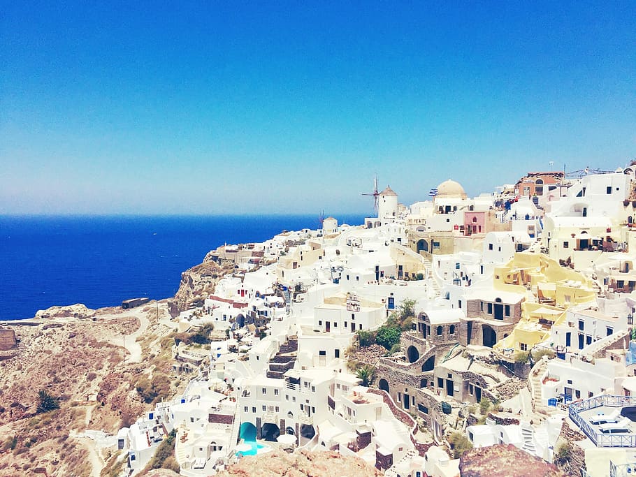 san torini, grecia, aereo, vista, villaggio, mediterraneo, estate, mulino a vento, oceano, mare, città, cittadina, soleggiato, Grecia, santorini, oium, esterno dell'edificio, architettura, struttura costruita, costruzione, acqua, cielo, quartiere residenziale, cielo sereno, natura, folla, affollato, giorno, terra, blu, copia spazio, orizzonte sull'acqua, all'aperto, Comunità, paesaggio urbano, 2K