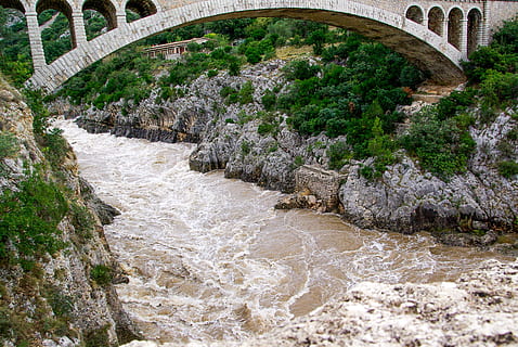 torrent, pont, riu, corrent, pont, riu, pont - estructura feta per l'home, connexió, arc, arquitectura, estructura construïda, aigua, pont d’arc, naturalesa, transport, arbre, cap gent, planta, dia, aigua que flueix, que flueix, bellesa a la natura, a l'aire lliure, 2K, CC0, domini públic, lliure de regalies