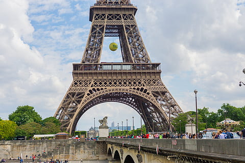 Paris, tour eiffel, eiffel, Eiffeltårnet, tårn, fransk, turisme, Frankrig, arkitektur, bygget struktur, rejsemål, rejse, sky - himmel, historie, fortiden, himmel, bue, gruppe af mennesker, by, stor gruppe mennesker, dag, rigtige mennesker, menneskemængde, bygning udvendig, natur, udendørs, 5K, CC0, offentligt domæne, royaltyfrie