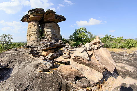 paesaggio, cielo, nuvole, rocce, antico, archeologia, ambiente, all'aperto, rovine, pietre, alberi, solido, roccia, roccia - oggetto, natura, nuvola - cielo, giorno, nessuno, la tranquillità, luce del sole, scena tranquilla, albero, pianta, viaggio, formazione rocciosa, terra, architettura, destinazioni di viaggio, eroso, antica civiltà, 4K, CC0, dominio pubblico, privo di copyright