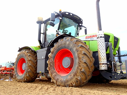 Traktor, Klasse, Feld, Landfahrzeug, Transportmittel, Transport, Tag, Natur, Himmel, Land, landwirtschaftliche Maschinen, Landwirtschaftliche Geräte, draußen, klarer Himmel, Maschinen, stationär, verlassen, keine Leute, Sonnenlicht, Reifen, Fokus auf den Vordergrund, Rad, 5K, CC0, gemeinfrei, lizenzfrei