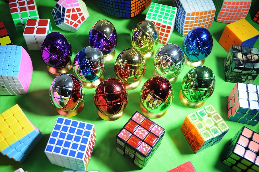 rubik, trencaclosques, jocs, cub, multicolor, elecció, variació, cap gent, gran grup d'objectes, primer pla, natura morta, a l'interior, jocs d’oci, moda, taula, festa, vista d’angle alt, brillant, celebració, activitat d'oci, art i artesania, directament a sobre, decoració, costat a costat, 4K