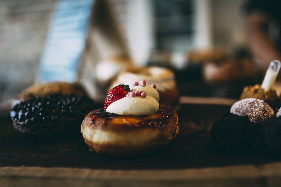 primer pla, foto, cookies, deserts, menjar, maduixa, baia, donut, confecció, dolç, postres, fosc, crema, ensucrat, tractar, menjar i beguda, fruita, menjar dolç, enfocament selectiu, frescor, pastís, al forn, taula, a l'interior, alimentació saludable, indulgència, cap gent, fruites de baies, temptació, Fruits secs, material de fusta, muffin, menjar francès, 4K