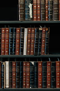 assorted-title bog masse, Foto, stablet, Brun, sort, beige, hardbound, Bestil, hylde, bibliotek, gammel, årgang, stor gruppe af objekter, indendørs, valg, arrangement, uddannelse, variation, i en række, bestille, side om side, ingen mennesker, overflod, stilleben, fuld ramme, offentliggørelse, kollektion, bogreol, baggrunde, 4K, CC0, offentligt domæne, royaltyfrie