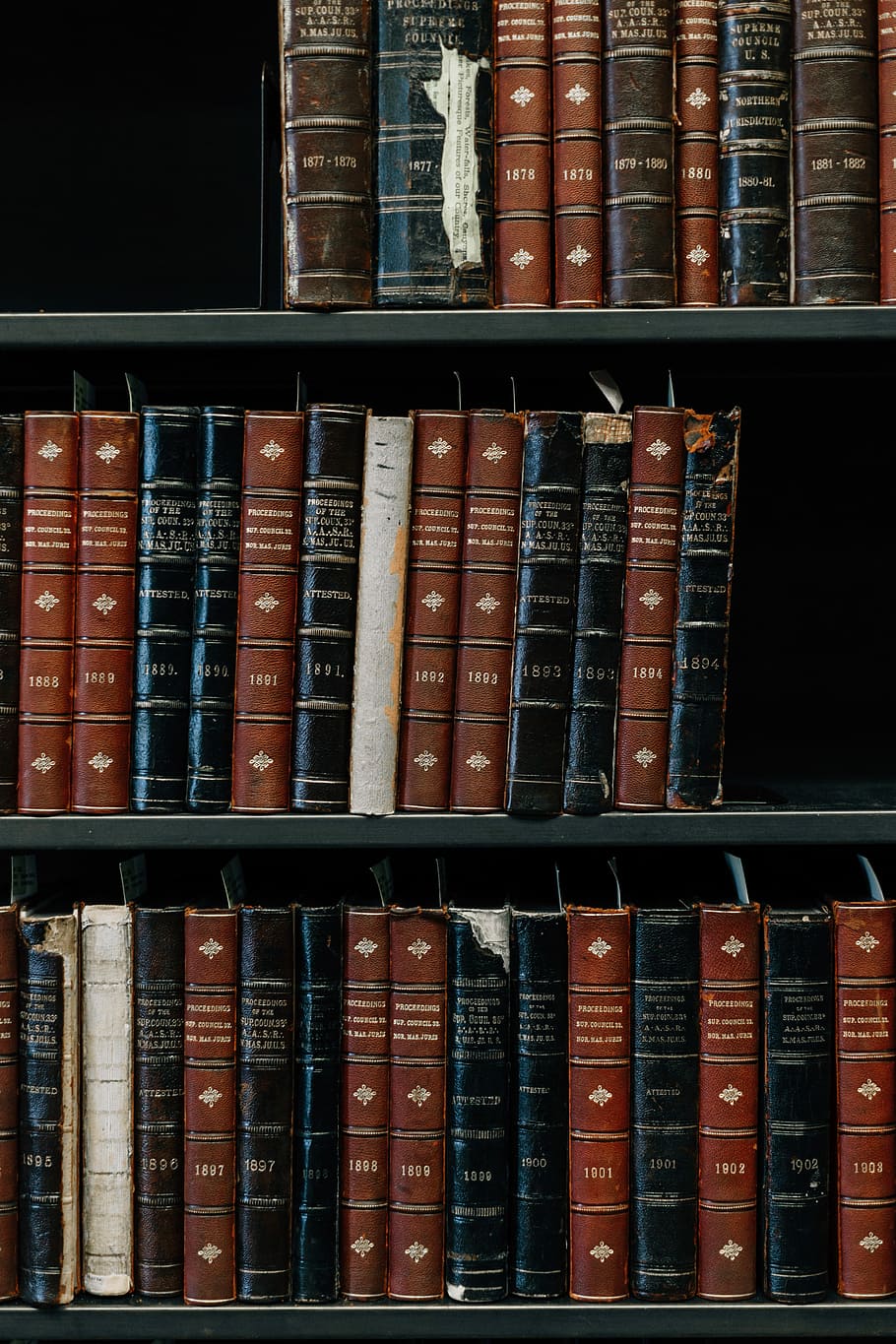 lotto di libri assortiti, foto, accatastato, Marrone, nero, beige, cartonato, libro, mensola, biblioteca, vecchio, Vintage ▾, grande gruppo di oggetti, in casa, scelta, preparativi, formazione scolastica, variazione, di fila, ordine, fianco a fianco, nessuno, abbondanza, natura morta, fotogramma intero, pubblicazione, collezione, scaffale, sfondi, 4K