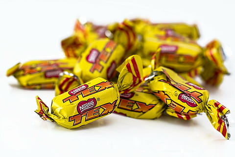 nestelen tex packs, snoepgoed, snoep, chocolade, suiker rush, tussendoortje, groep, tex bar, aflaat, zoetekauw, energie, dieet, zwaarlijvigheid, calorieën, witte achtergrond, geel, studio opname, detailopname, binnenshuis, voedsel, eten en drinken, uitknippen, geen mensen, multi gekleurd, welzijn, stilleven, focus op de voorgrond, selectieve aandacht, geneeskunde, dier, viering, kunst en ambacht, 5K, CC0, publiek domein, royaltyvrij