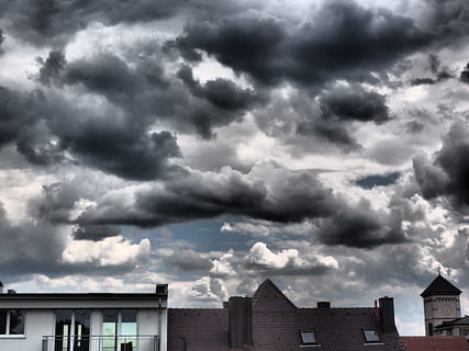 cielo, nuvole, drammatico, forma di nuvole, nuvole scure, nubi cumuliformi, nuvolosità, cielo appannato, tempesta, inoltrare, nuvola - cielo, architettura, esterno dell'edificio, struttura costruita, costruzione, città, natura, nessuno, nuvola temporalesca, nuvoloso, all'aperto, Casa, giorno, quartiere residenziale, cielo drammatico, Inquadratura dal basso, Cloudscape, infausto, 4K, CC0, dominio pubblico, privo di copyright