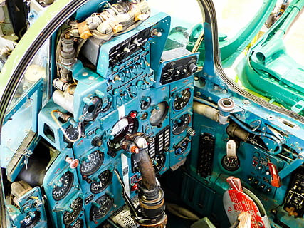 Cockpit, fliegend, Flug, Instrumente, Flugzeug, Veteran, Technologie, High Angle View, Transport, Verbindung, Transportmittel, keine Leute, Komplexität, drinnen, Fahrzeuginnenraum, Nahansicht, Metall, Leiterplatte, Tag, Industrie, Ausrüstung, Wasserfahrzeug, Kabel, Steuerung, Fabrik, stehlen, türkisfarben, silberfarben, 4K, CC0, gemeinfrei, lizenzfrei