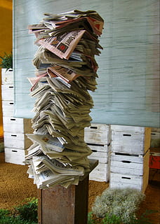 tidning, pappersstack, stele, rostig, konst, inget folk, stor grupp av objekt, dag, stack, utomhus, kreativitet, närbild, växt, trämaterial, behållare, fortfarande liv, fokusera på förgrunden, natur, arkitektur, överflöd, tabell, dekoration, byggd struktur, konst och hantverk, variation, 2K, CC0, offentligt domän, royaltyfria