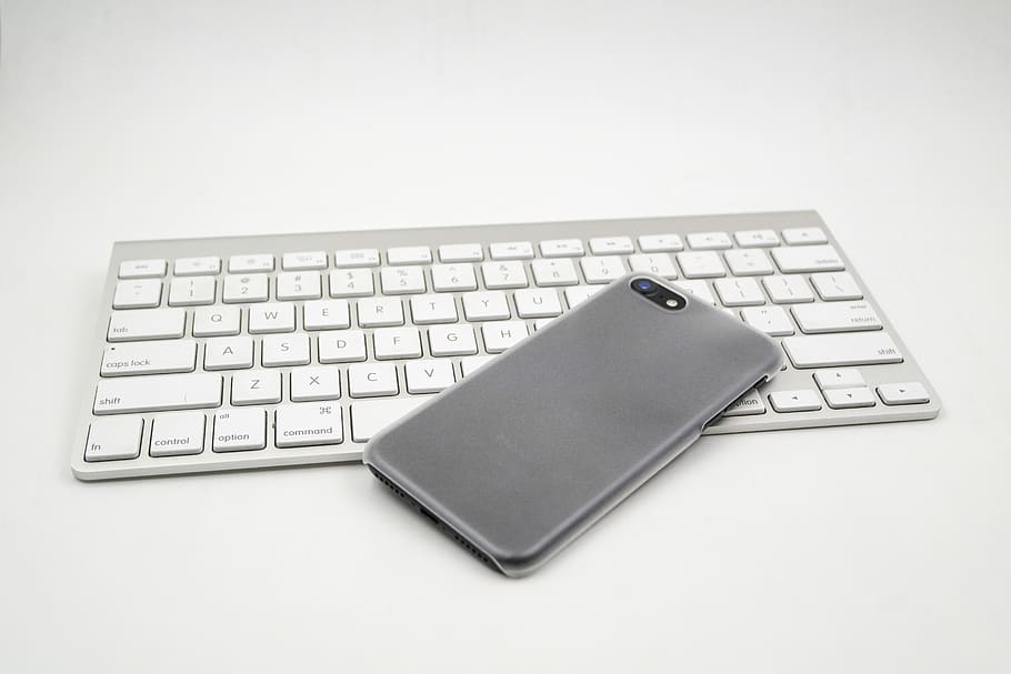 mòbil, treballar, teclat, poma, lloc de treball, telèfons mòbils de poma, negre, iphone 7, teclat d’ordinador, tecnologia, ordinador, portàtil, tecnologia sense fils, Internet, equips informàtics, connexió, comunicació, tir de l'estudi, a l'interior, PC d'escriptori, fons blanc, cap gent, part de l’ordinador, primer pla, xarxa d’ordinadors, clau d’ordinador, negocis, 5K