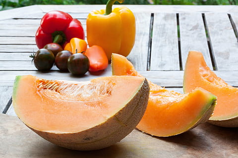 flok frugt, melon, disk, kniv, keramisk, tomat, paprika, rød, gul, havebord, mad og drikke, mad, sund kost, friskhed, velvære, frugt, skive, grøntsag, træ - materiale, orange farve, ingen mennesker, valg, tæt på, variation, fokus på forgrunden, tværsnit, gruppe af objekter, stilleben, bord, indendørs, moden, orange, snack, 4K, CC0, offentligt domæne, royaltyfrie