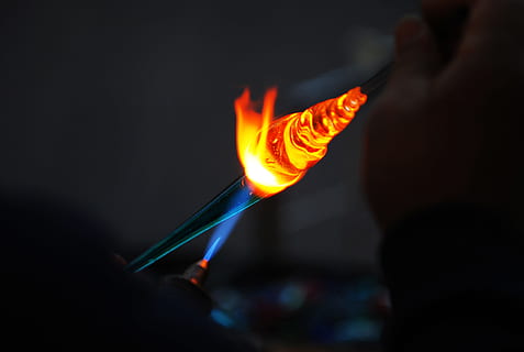 glassblowing, industri, brand - naturligt fænomen, flamme, varme - temperatur, brænding, mennesker, nat, røg - fysisk struktur, indendørs, ingen mennesker, ild, menneskelig hånd, menneskelig kropsdel, hånd, tæt på, bedrift, en person, fokus på forgrunden, kropsdel, bevægelse, belyst, orange farve, glødende, voksen, finger, spænding, 4K, CC0, offentligt domæne, royaltyfrie