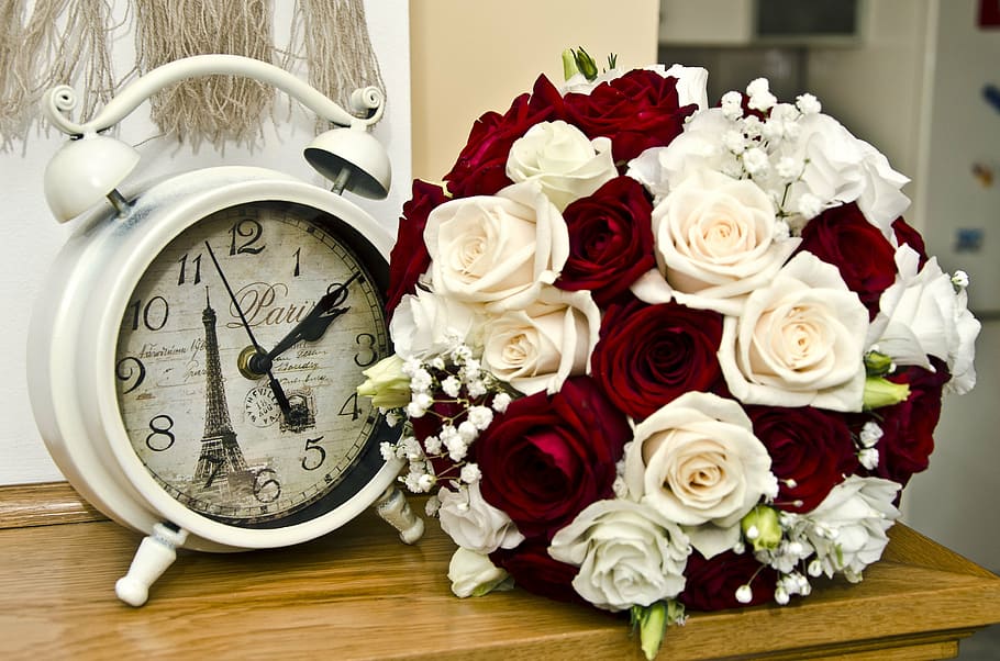 rodó, blanc, París analògic despertador, bouquet, vermell, flors, marró, fusta, taula, temps, rellotge, paris, hores, segon, alarma, símbol, mesurar, minut, decoració, flor de roses, celebració, amor, romanç, flor, casament, regal, planta amb flors, rosa, planta, bellesa a la natura, arranjament floral, primer pla, frescor, naturalesa, cap de flor, cap gent, inflorescència, pètal, a l'interior, fragilitat, Ram de flors, motiu floral, 4K