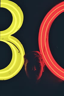muž, elegantní, svítí, značení, osoba, stojící, žlutá, Červené, 80 neon standee, První, portrét, abstraktní, pozadí, ilustrace, kruh, tvar, pohyb, noční život, jedna osoba, černé pozadí, část lidského těla, detail, uvnitř, geometrický tvar, skutečných lidí, neformální oblečení, životního stylu, volnočasové aktivity, střela do hlavy, řeřavý, studio shot, noc, mladí muži, muži, 2K, CC0, veřejná doména, bez autorských práv