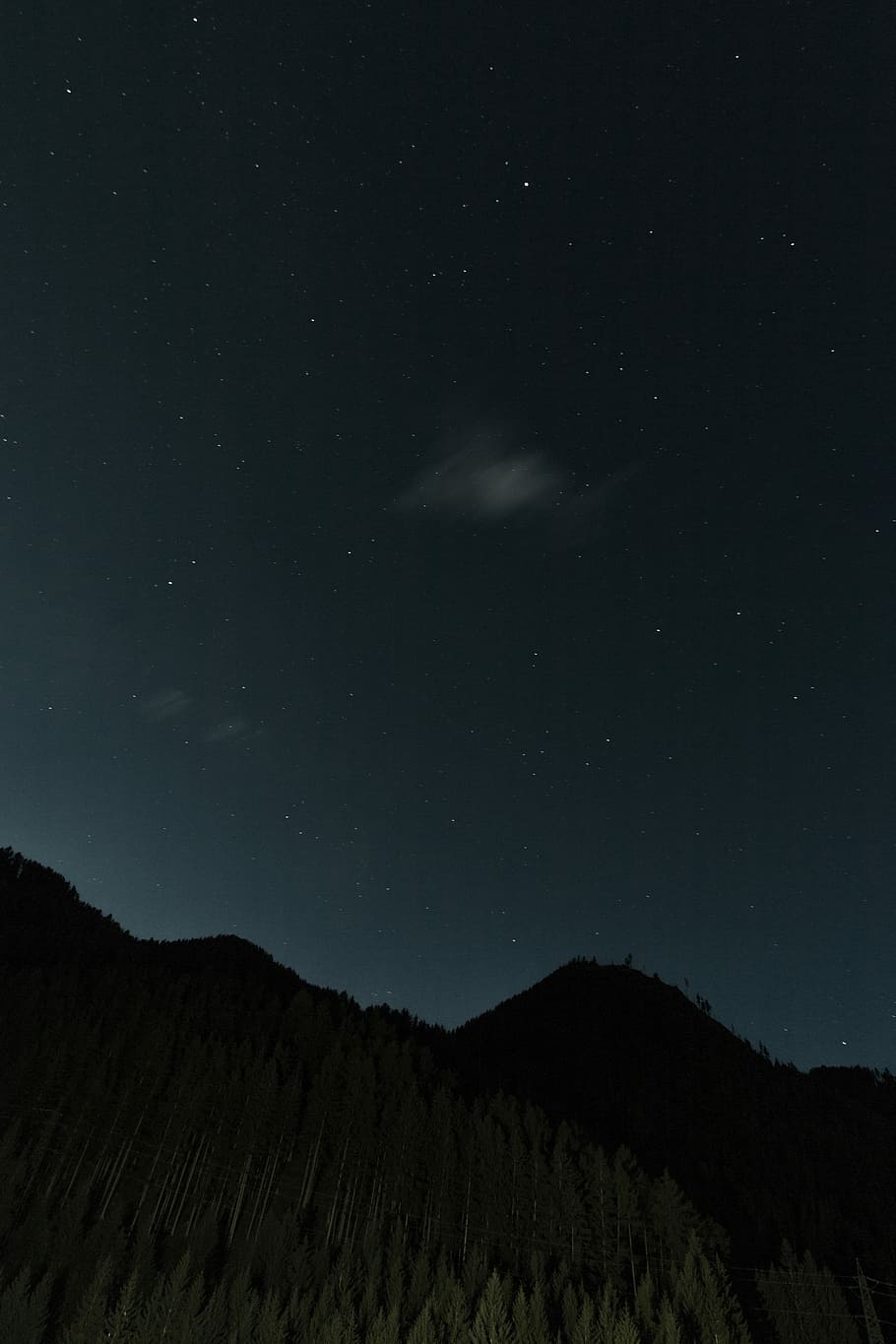 Silhouette, Berg, grau, Himmel, Nacht-, funkelnd, Sterne, Nachtzeit, Wald, Star, Mond, dunkel, Bäume, Szenen - Natur, Stern - Raum, Schönheit in der Natur, Ruhe, Platz, Astronomie, ruhige Szene, Natur, keine Leute, Umgebung, Landschaft, Gebirge, idyllisch, draußen, Galaxis, Sternfeld, 5K